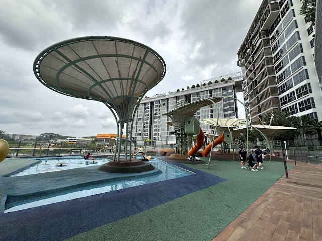 Waterway Point Playground: Splash and Slide at Happy Park