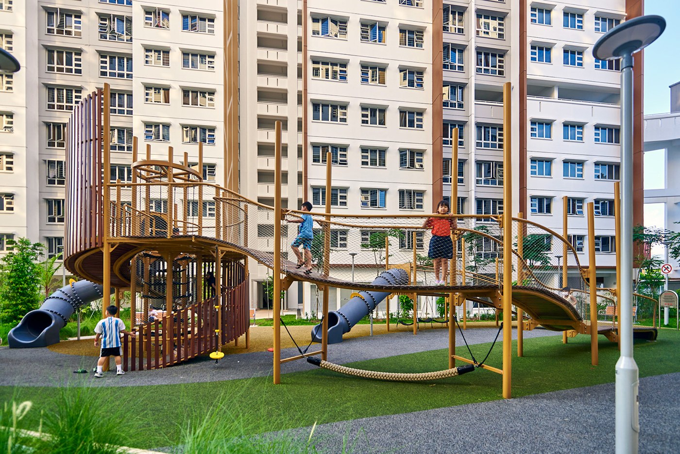Woodlands Glade Rolling Wave Tower and elevated wooden walkway.
